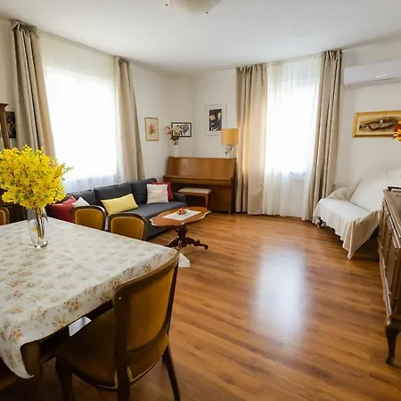 Center Split Apt With A Garden View Lägenhet