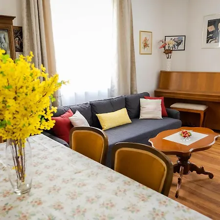 Center Split Apt With A Garden View *
