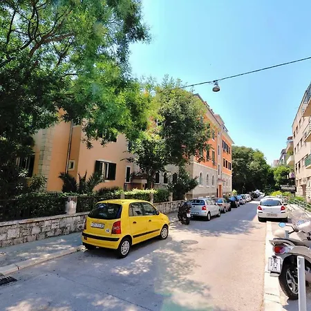 Apartman Center With A Garden View