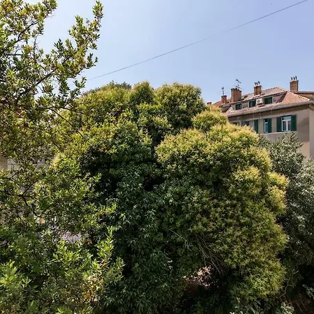 Center Split Apt With A Garden View *